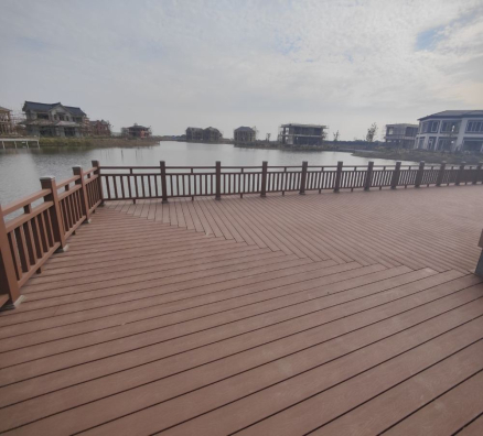 休閑現(xiàn)代鄉(xiāng)村旅游配套商用房塑木工程