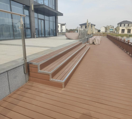 休閑現(xiàn)代鄉(xiāng)村旅游配套商用房塑木工程